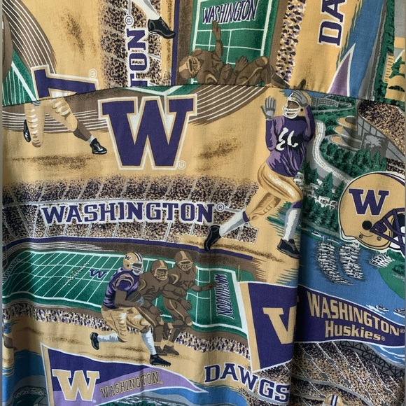 Reyn Spooner University of Washington College Football Hawaiian Shirt - Picture 4 of 7